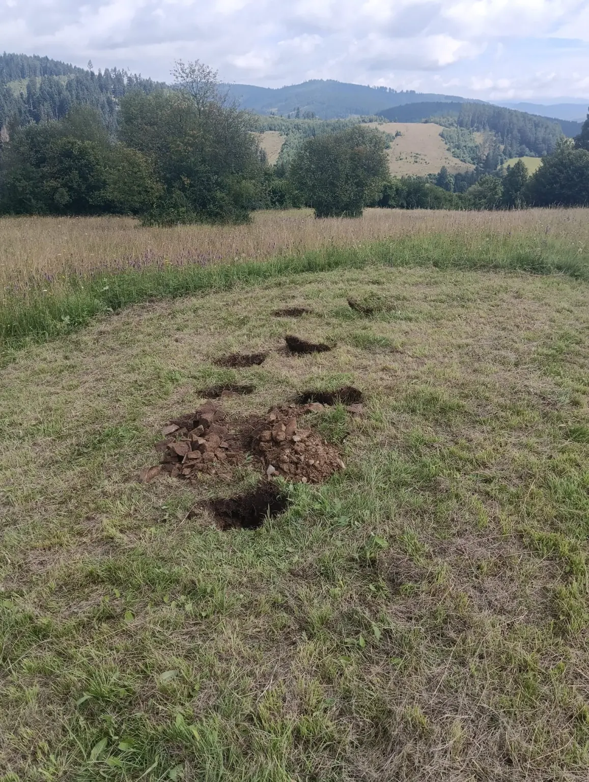 Prvé výkopy pre základy lavičky