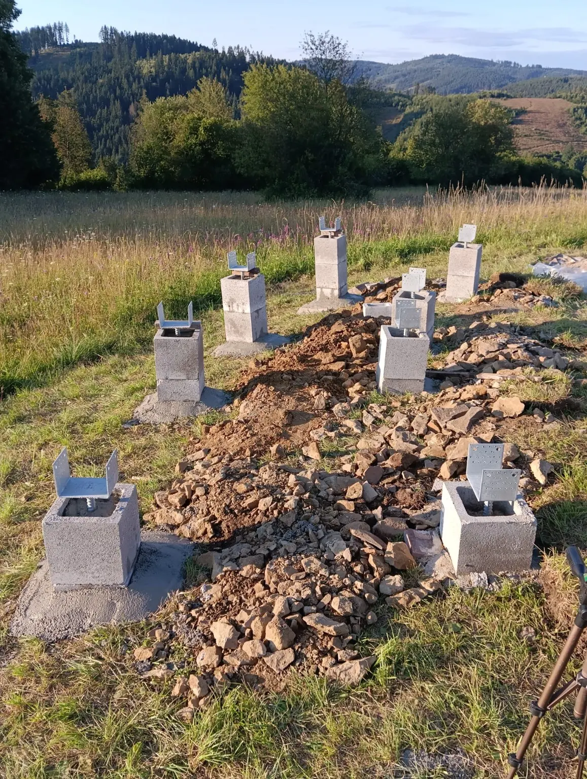 Dokončené nosné pätky pre drevenú konštrukciu