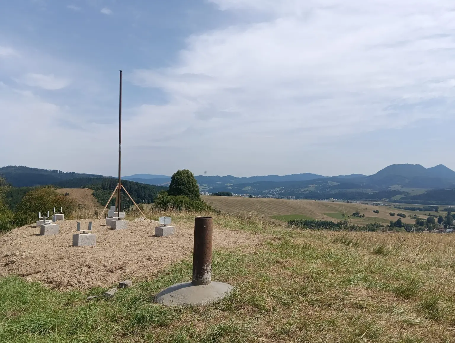 Úprava terénu okolo základov lavičky