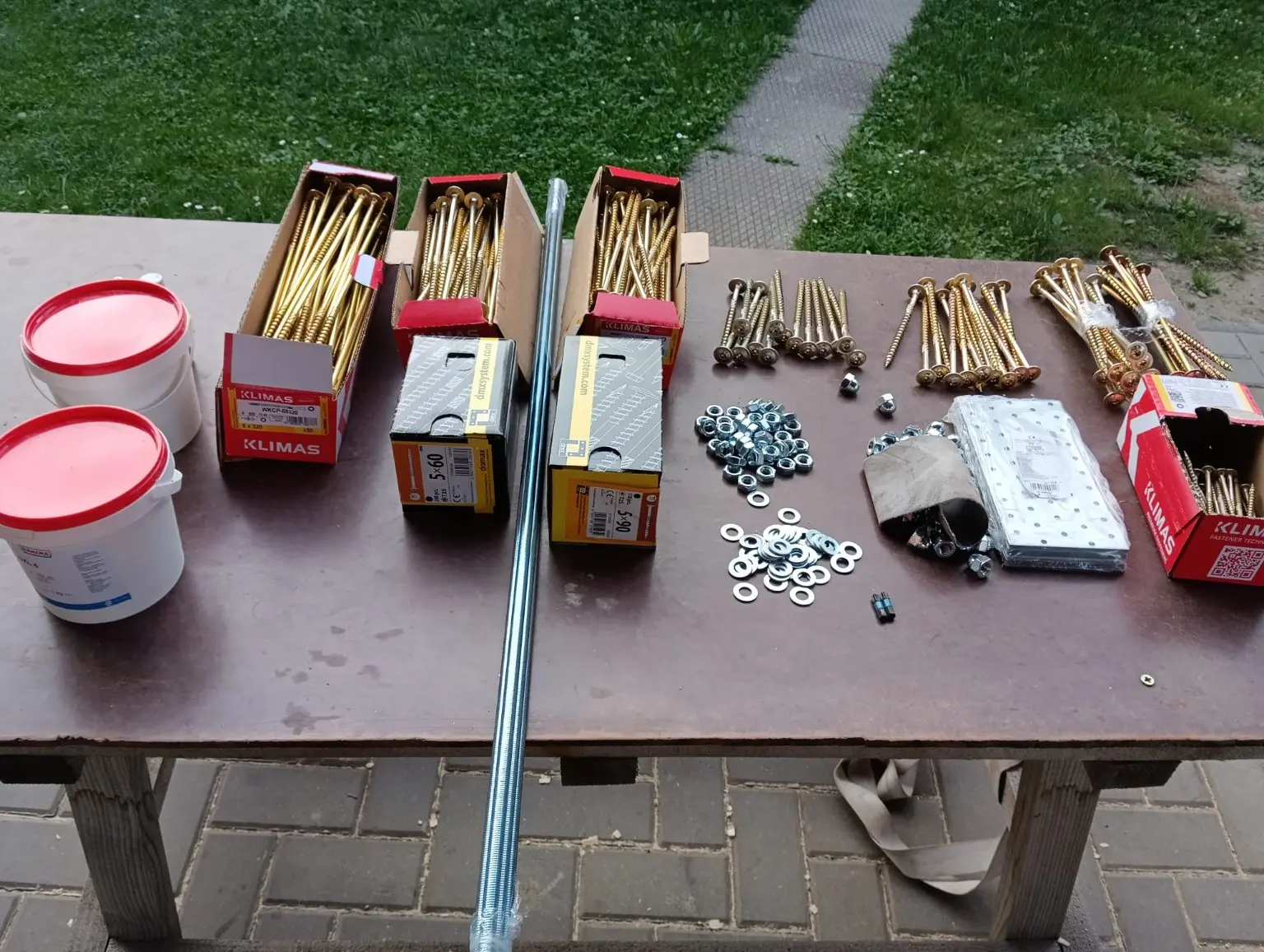 Spojovací materiál pripravený na výrobu lavičky