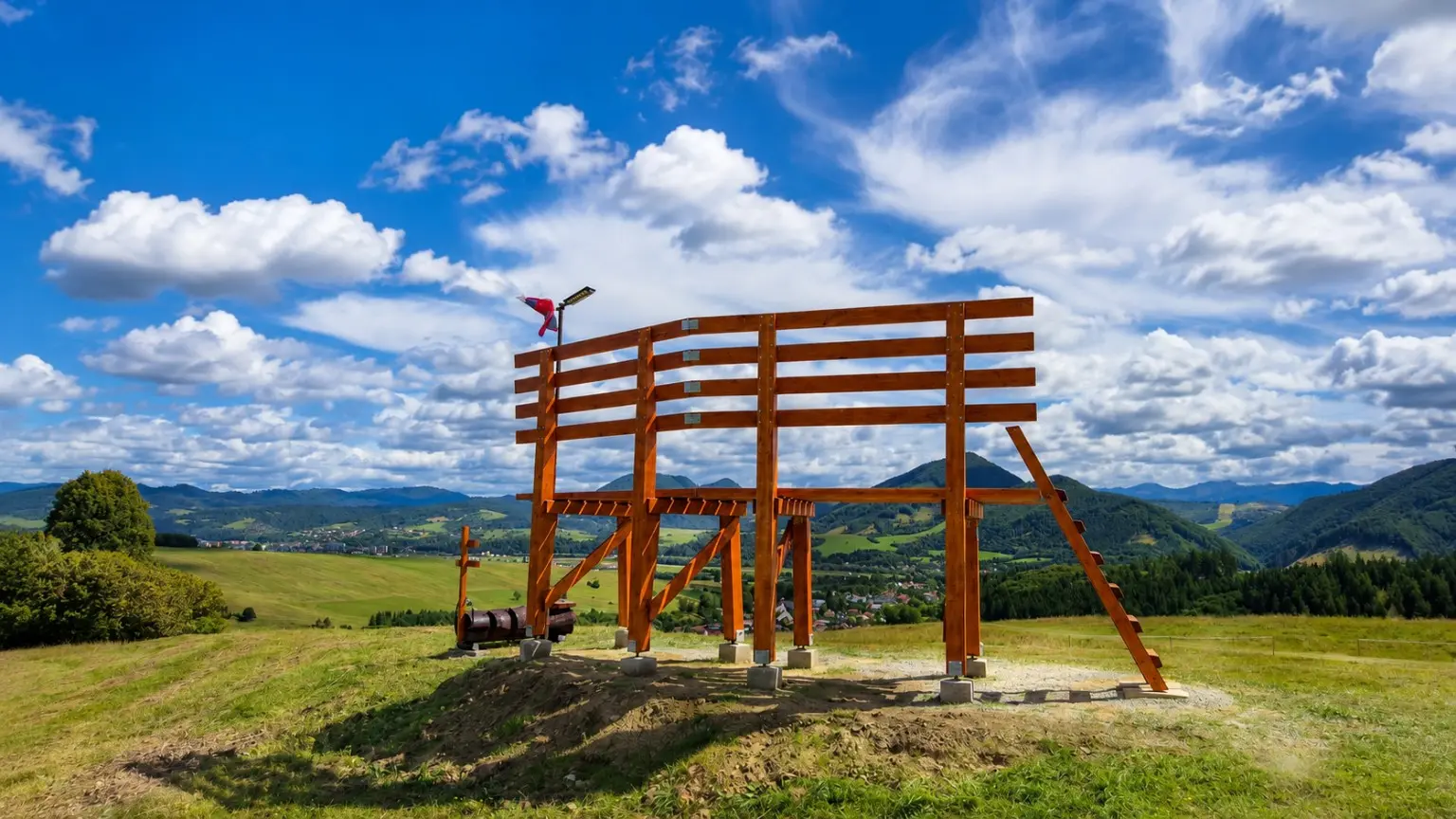 Hotová Lavička nad Rudinou pod modrou oblohou