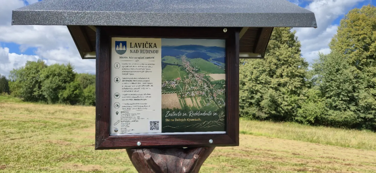 Panoramatická informačná tabuľa pri lavičke