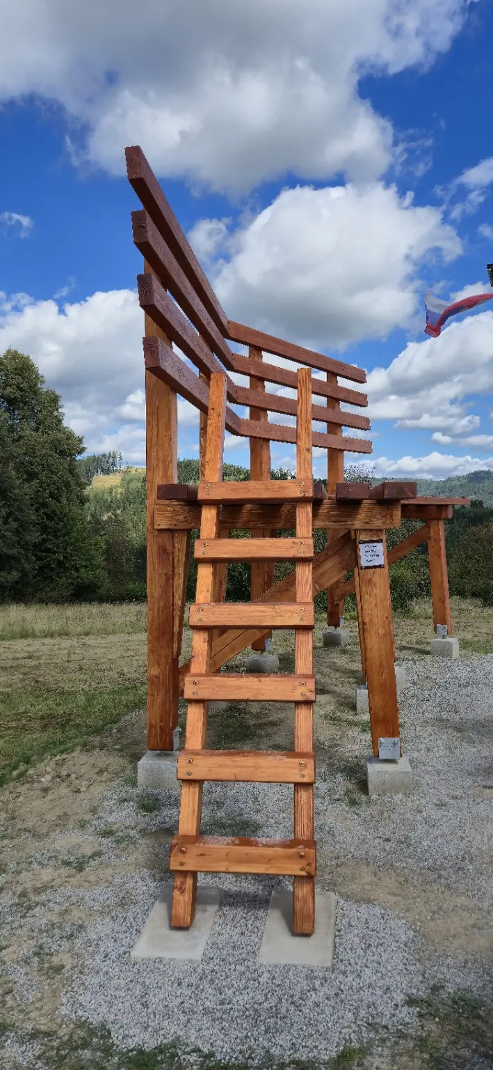 Drevené schody vedúce na Lavičku nad Rudinou