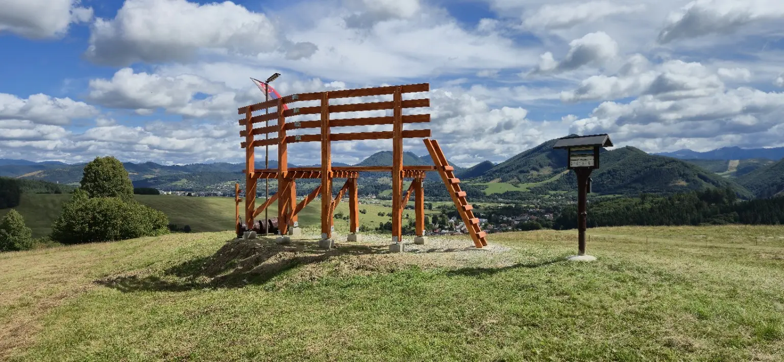 Panoráma Rudiny od dokončenej lavičky