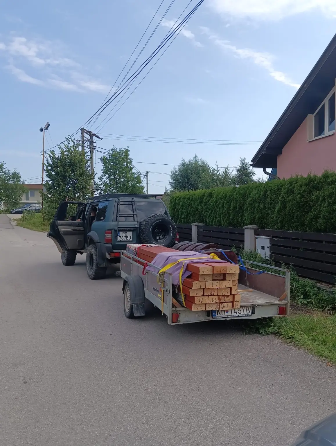 Naložené drevené diely pripravené na prevoz