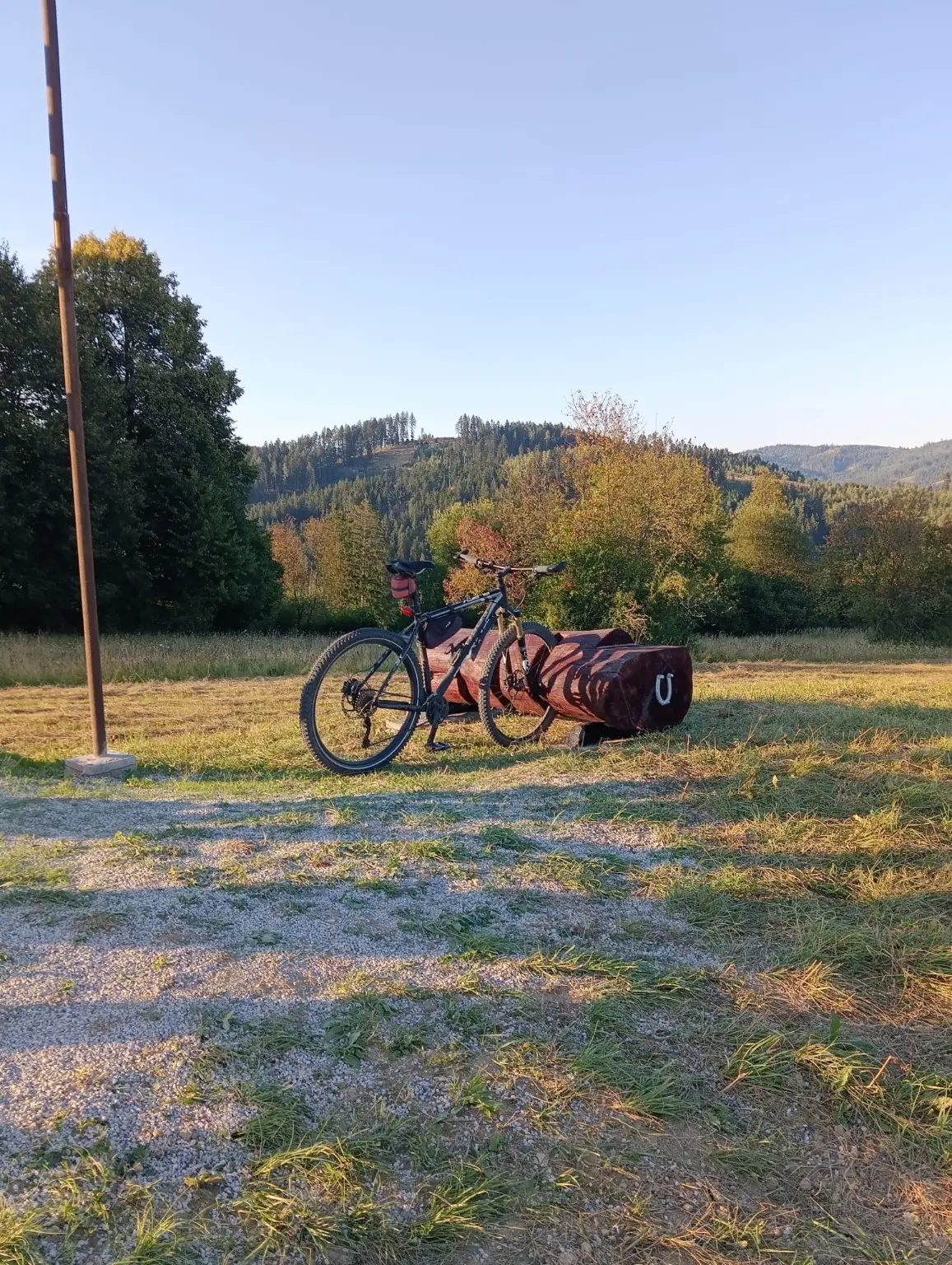 Prevoz menších dielov cez lúku bicyklom