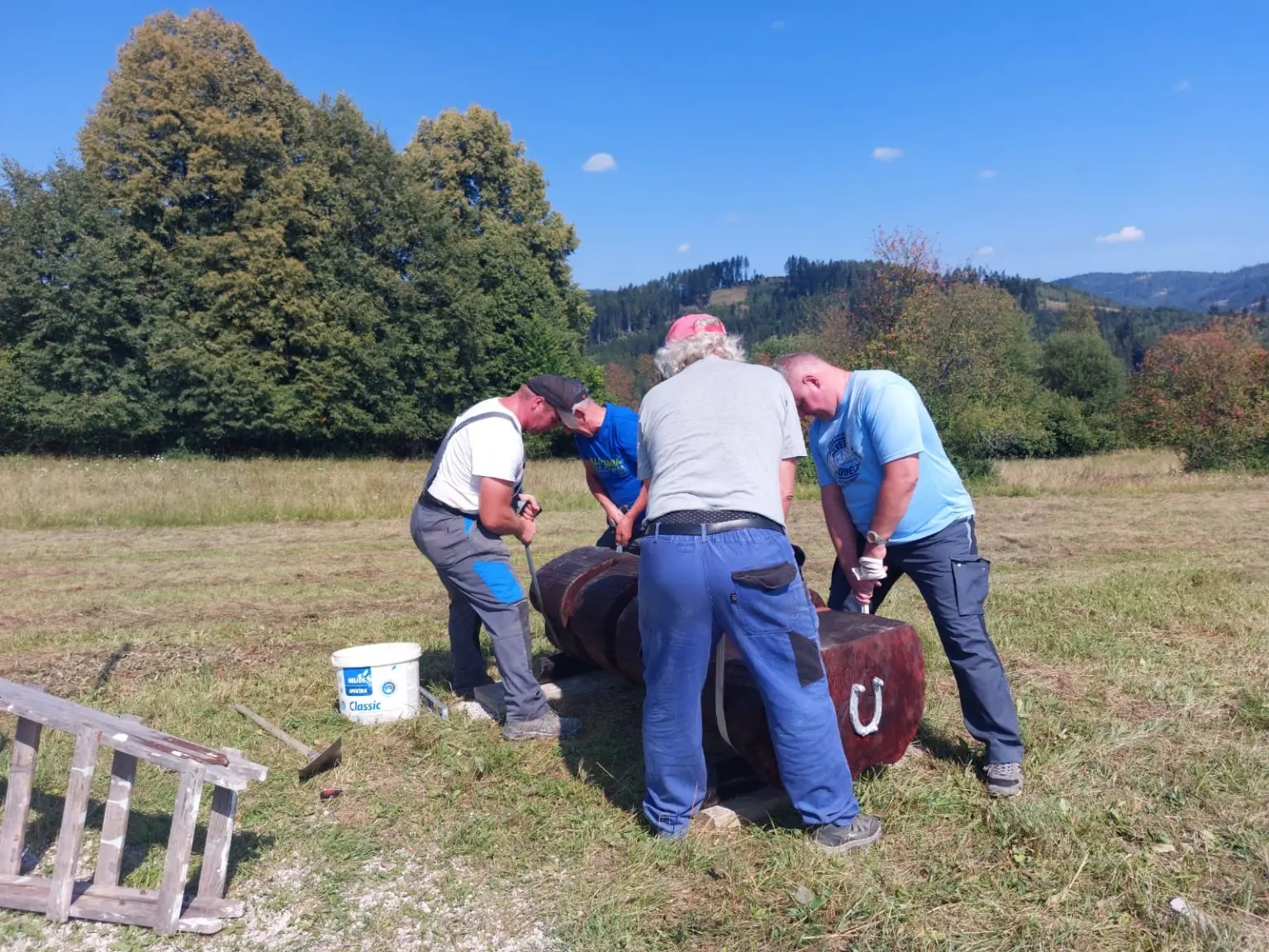 Spoločné osádzanie ťažkého dielu lavičky